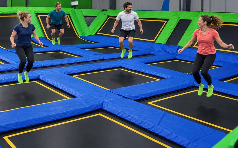 Współpracownicy skaczą na trampolinach podczas wyjścia integracyjnego (obraz wygenerowany przez AI)