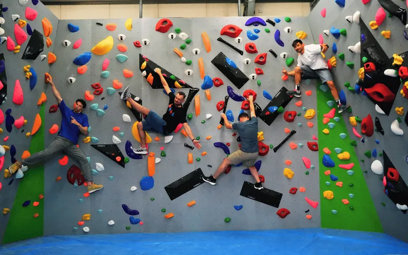 Wspinacze na ściance boulderowej Jumpout