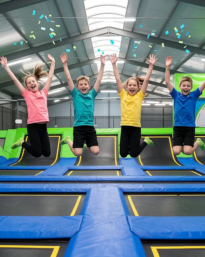 Czworo dzieci w skoku na trampolinach w hali Jumpout (obraz wygenerowany na tle prawdziwej hali)