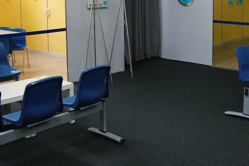 Miejsce dla rodziców z krzesłami i stolikami w Jumpout