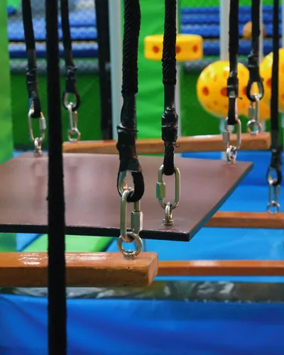 Przeszkody toru ninja w Jumpout: liny z karabińczykami i wiszące platformy