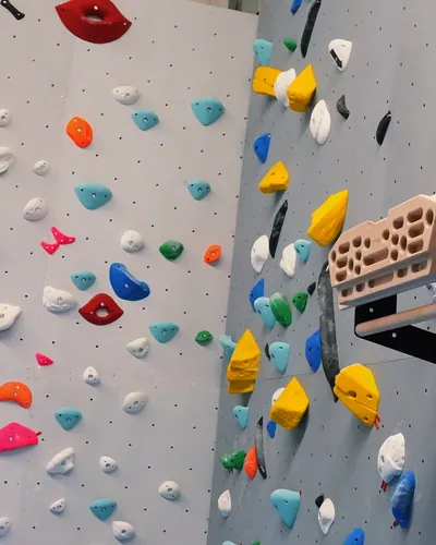 Ścianka boulderowa Jumpout z kolorowymi chwytami i drewnianą chwytotablicą
